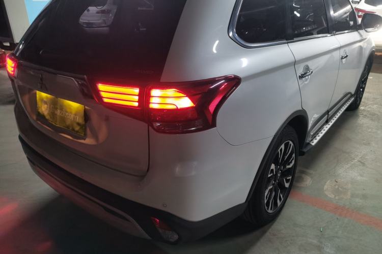 Used Mitsubishi Outlander 2019 2.4L 4x4 Zhi Xiang Edition 5 Seats China V Emission Standard
