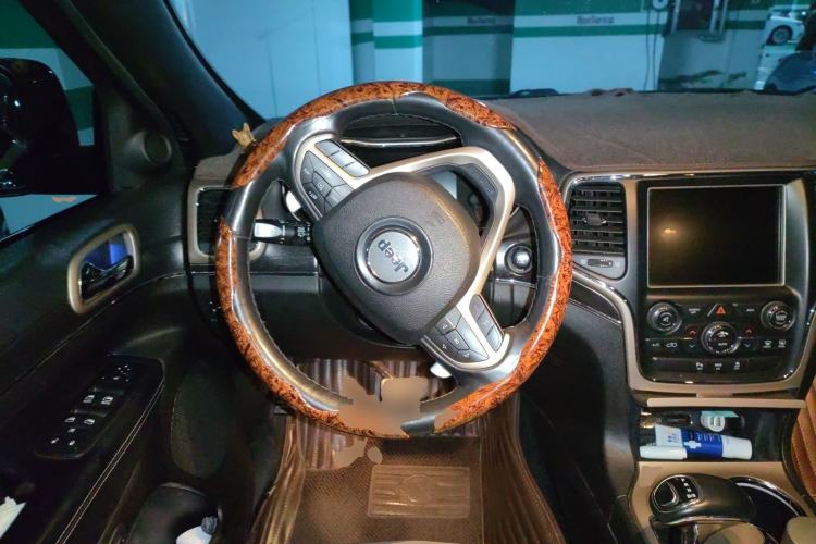 Used Jeep Grand Cherokee 2014 3.0TD Diesel Comfort Navigation Version Steering Wheel