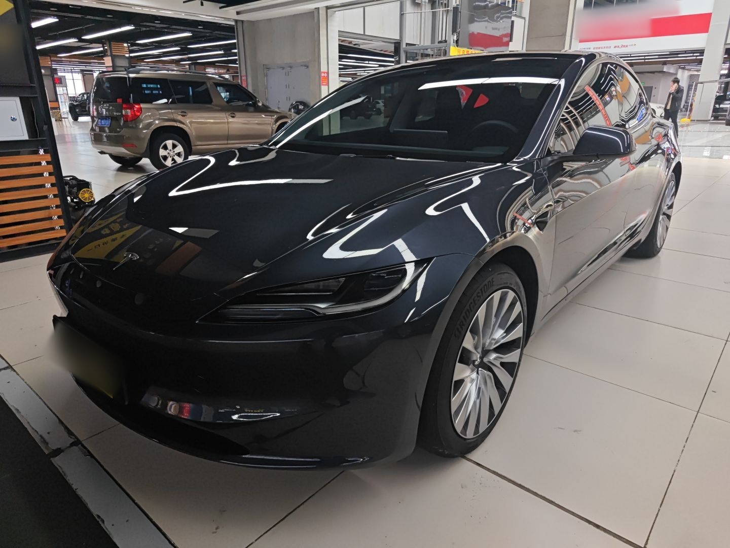 Под передней частью автомобиля