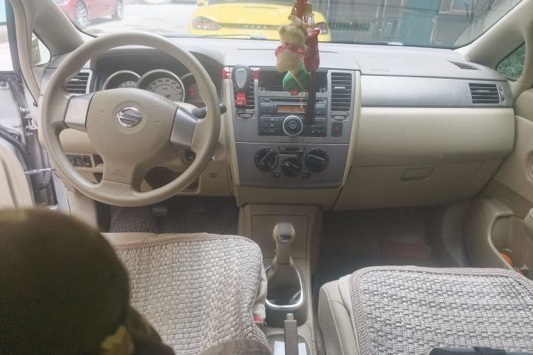 Used Nissan Tiida Sedan 2008 1.6L Manual Fashion Edition Center Console