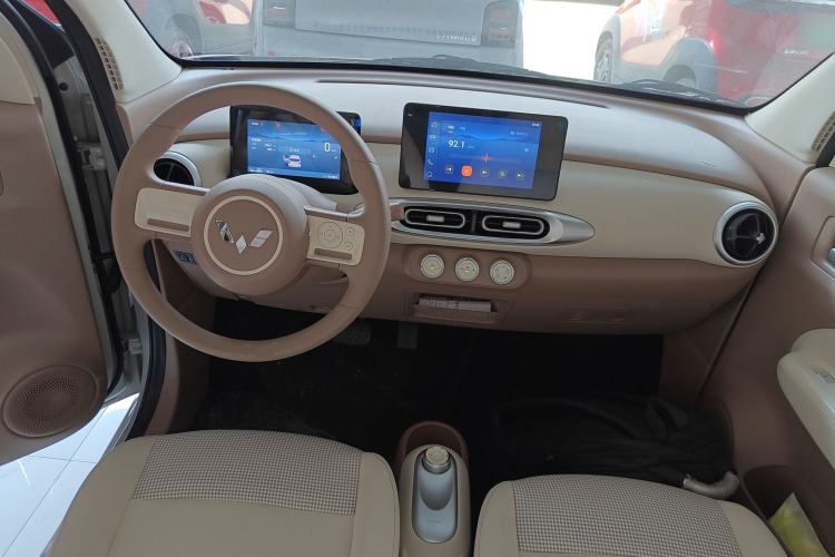 Used Wuling Hongguang MINIEV 2025 Four-Door Version Zhenxiang+ Edition Center Console