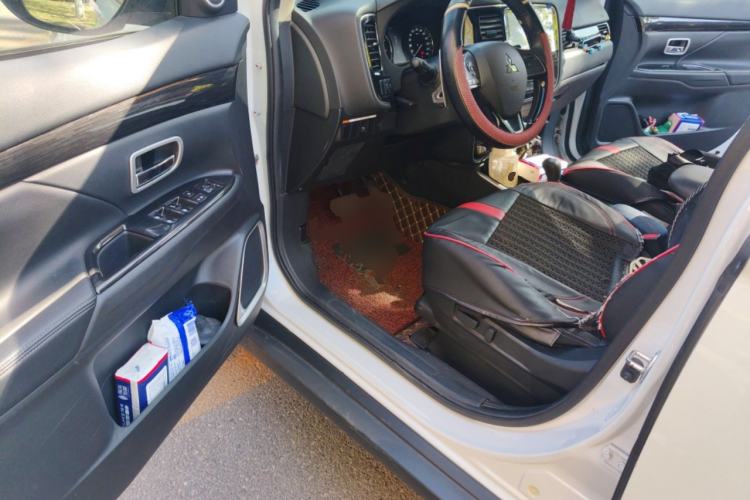 Used Mitsubishi Outlander 2018 2.4L 4x4 Luxury Edition 7-Seater Driver Seat