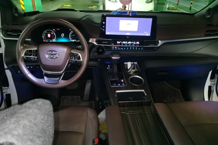 Used Toyota SIENNA 2021 2.5L Hybrid Platinum Edition Center Console