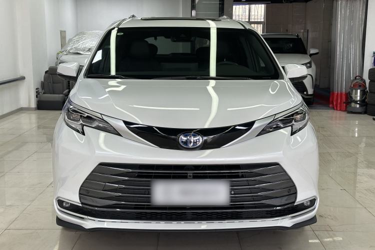 Used Toyota Sienna 2023 2.5L Hybrid Deluxe Edition