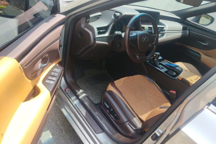 Used Lexus ES 2020 300h Premier Edition