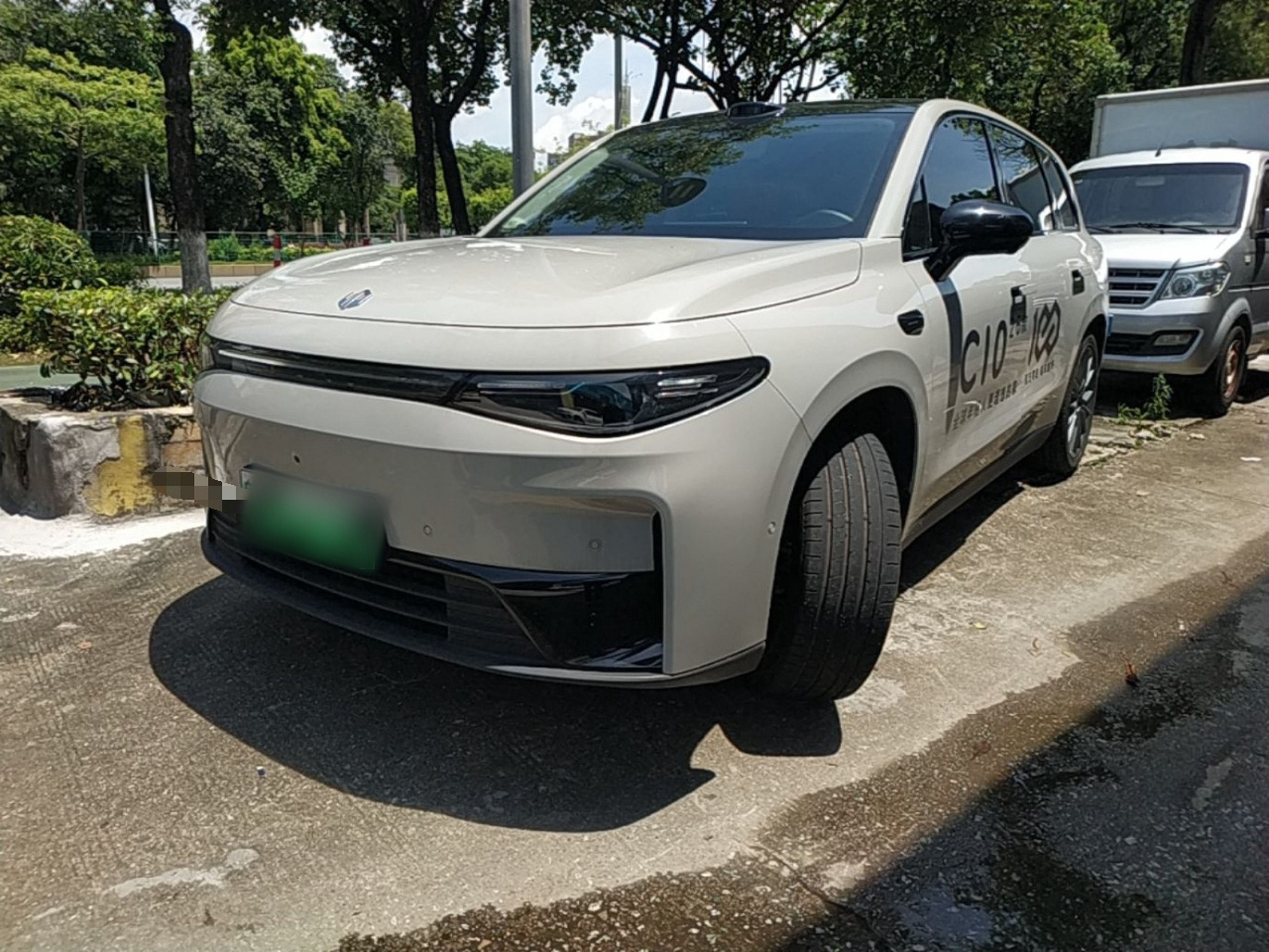 Под передней частью автомобиля