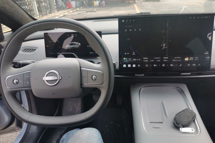 Used Nissan N7 2025 625 Max Center Console