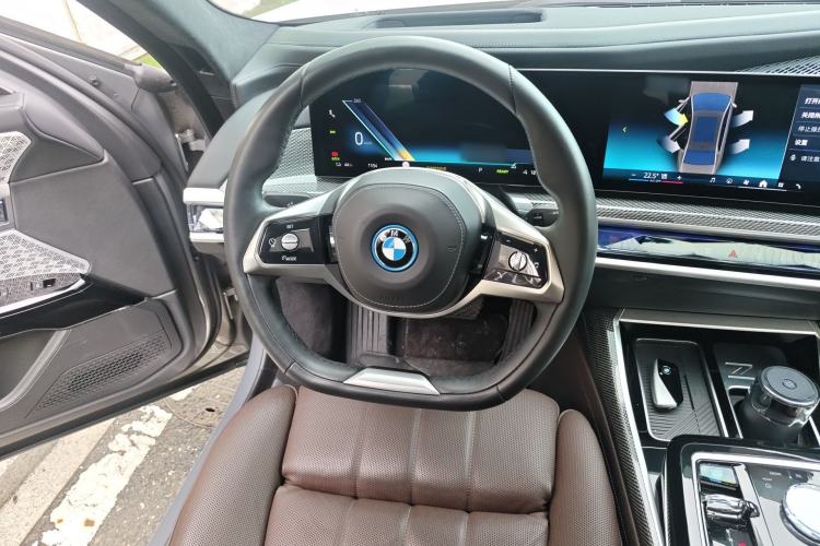 Used BMW i7 2023 xDrive60L Luxury Package
