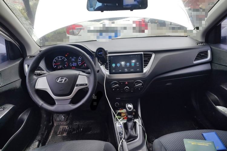 Used Hyundai Verna (new generation) 2016 1.4L Automatic Cool Edition GLS Center Console