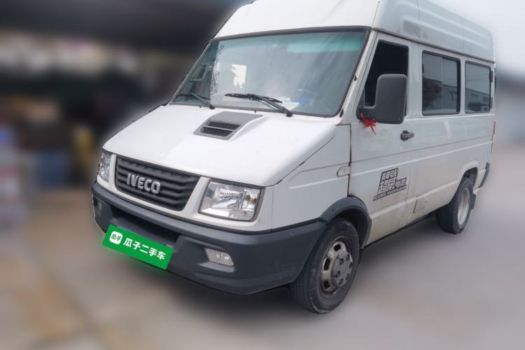 Used Iveco Daily 2021 2.5T A35 M1 Passenger Van 5-9 Seater Short Wheelbase Mid-Roof Design Dual Tires Manual Doors