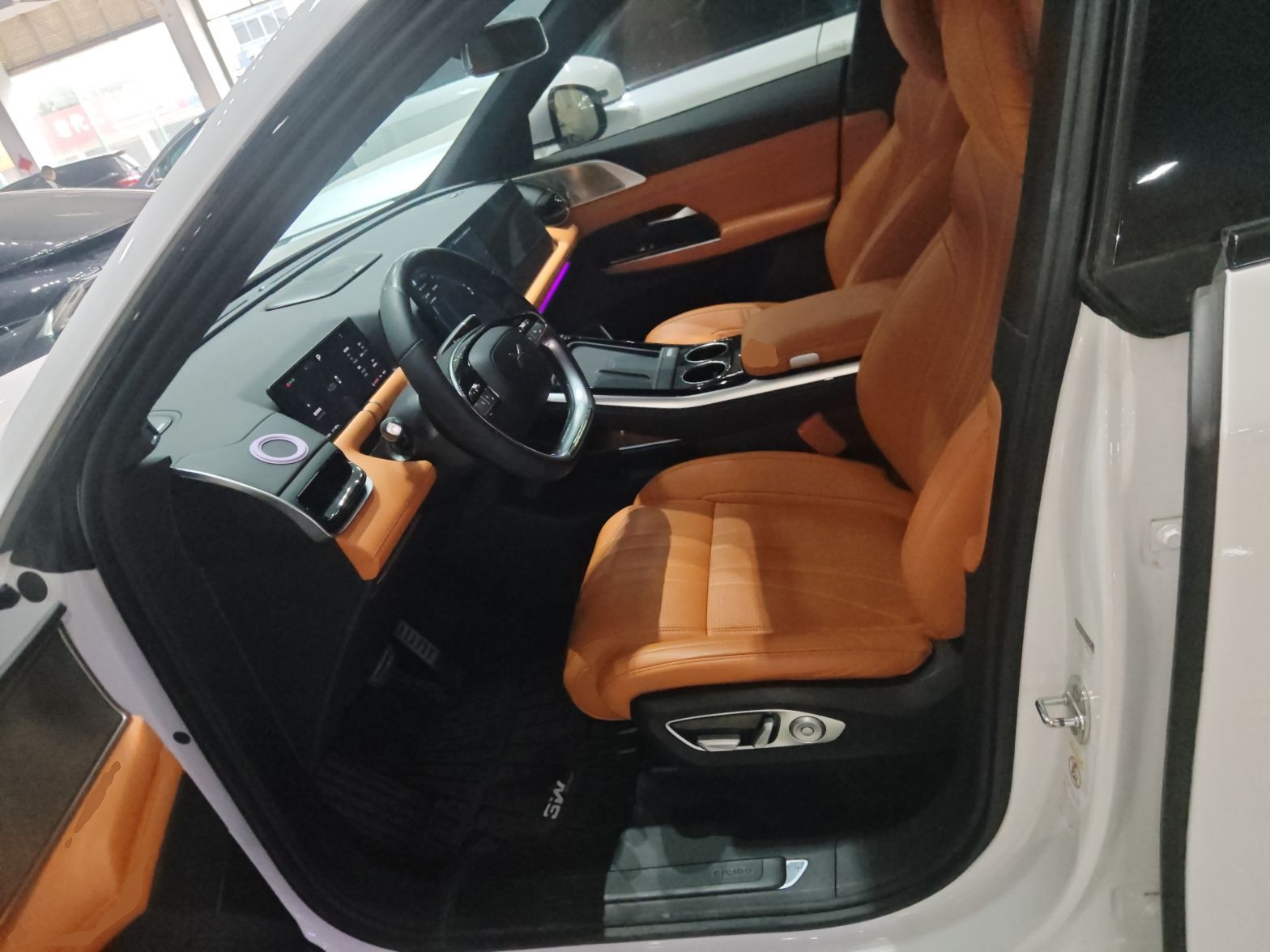 المقاعد الأمامية داخل السيارة