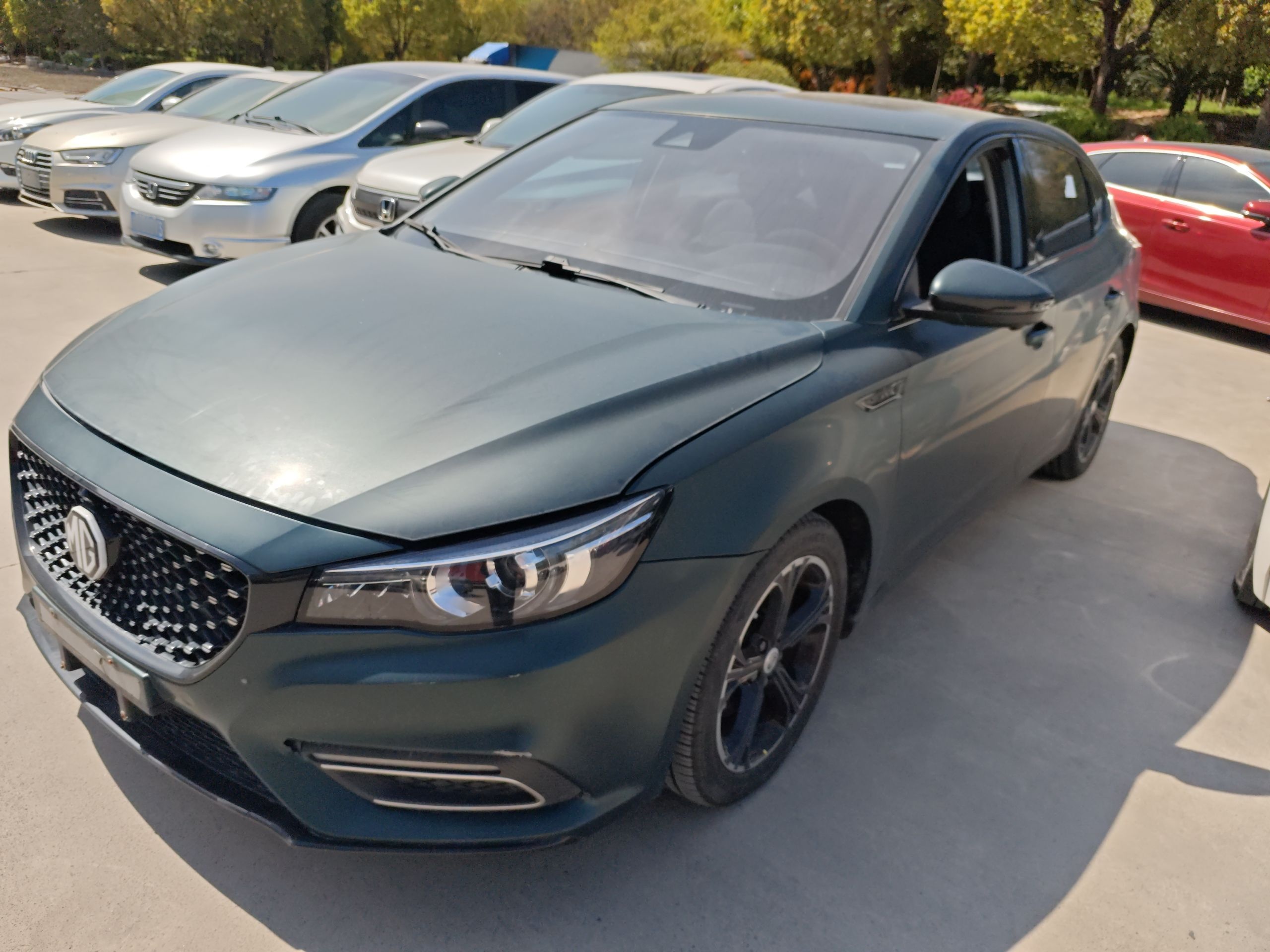 تحت مقدمة السيارة