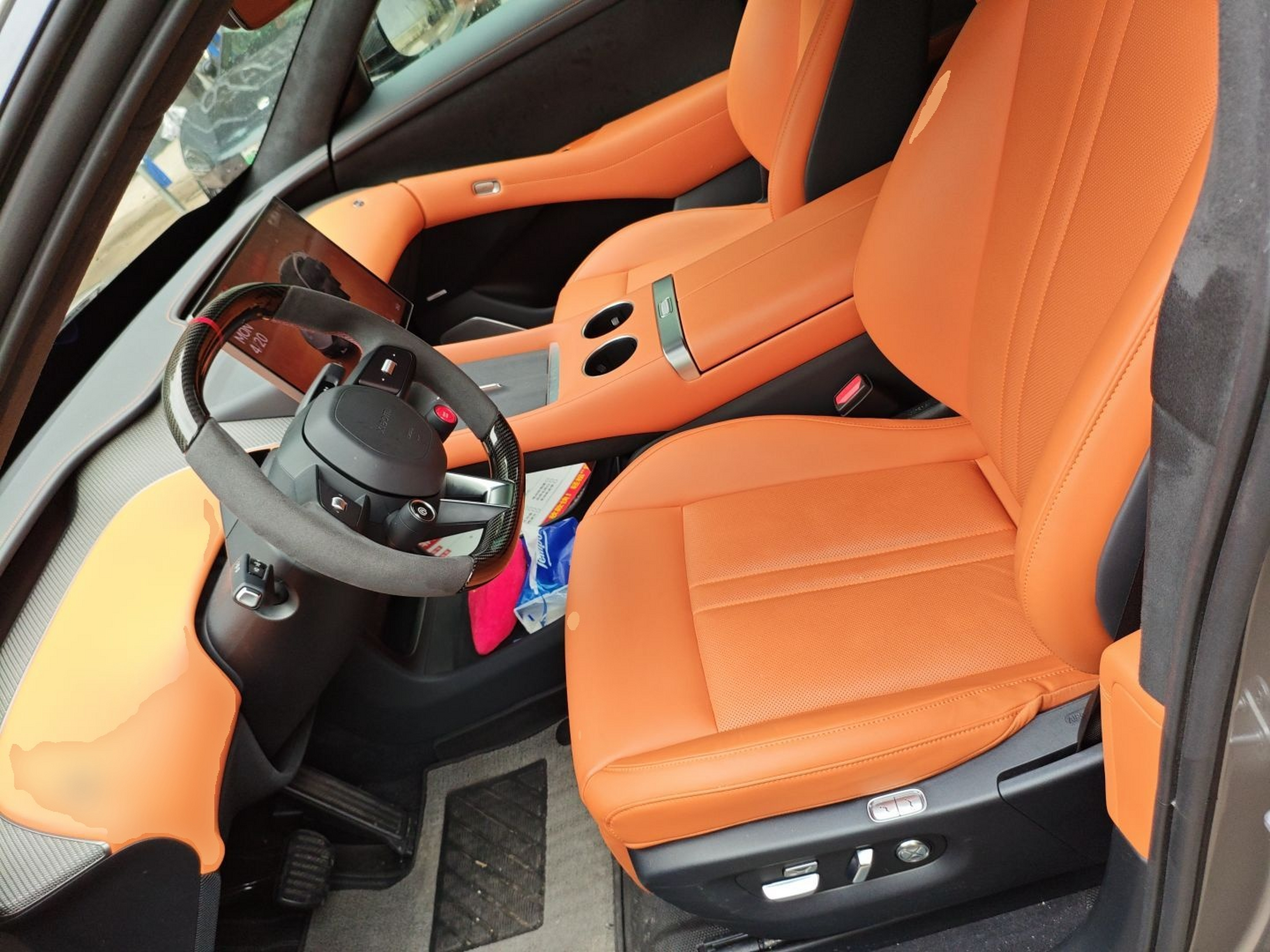 المقاعد الأمامية داخل السيارة