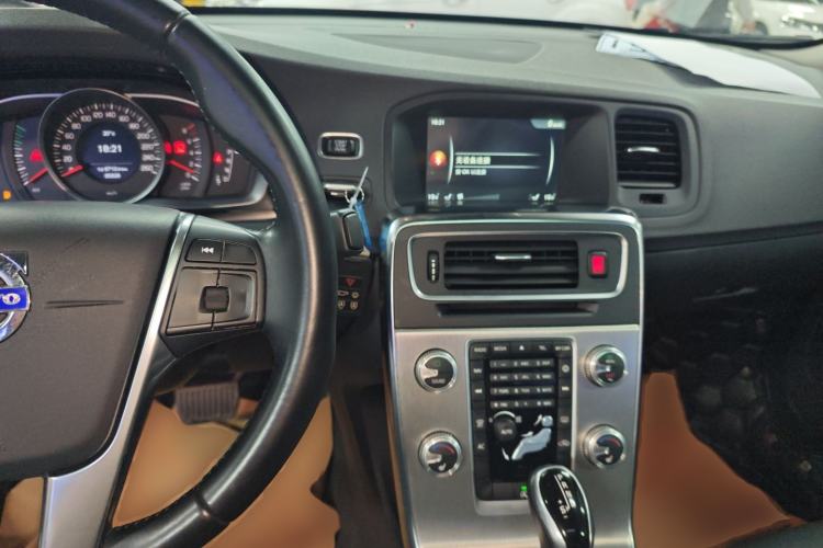 Used Volvo S60 2014 S60L 2.0T Zhiyuan Edition
