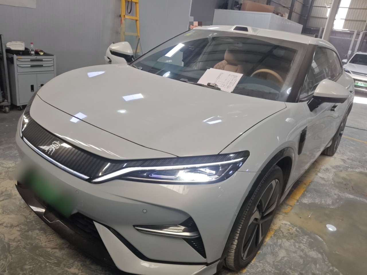 Под передней частью автомобиля