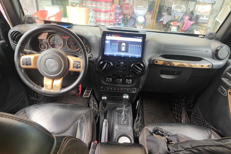 Used Jeep Wrangler 2013 3.6L Sahara Four-Door Edition Center Console