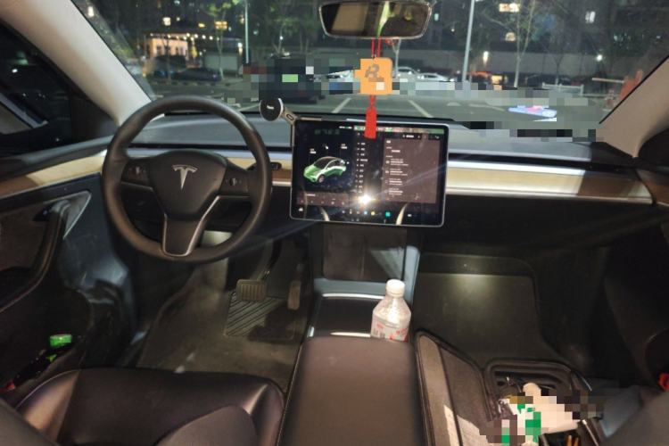 Used Tesla Model Y 2021 Long-Range All-Wheel-Drive Version Center Console