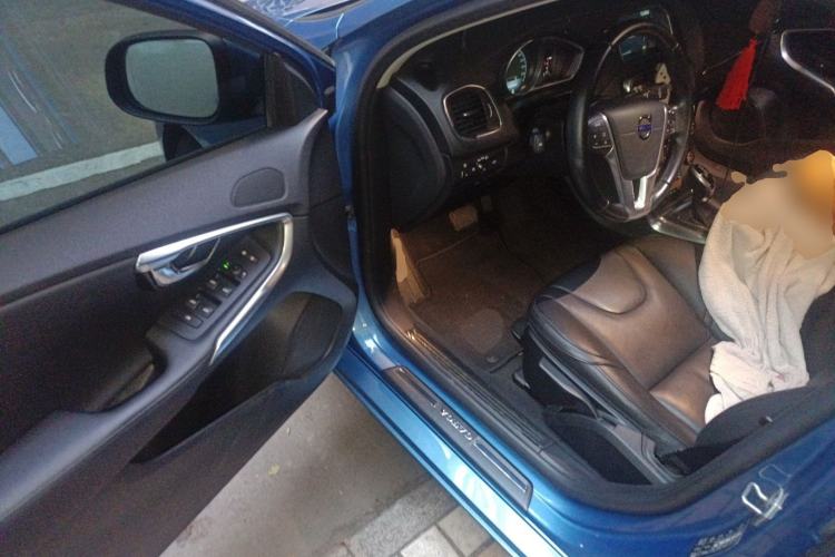 Used Volvo V40 2015 1.6T Zhiyi Edition
