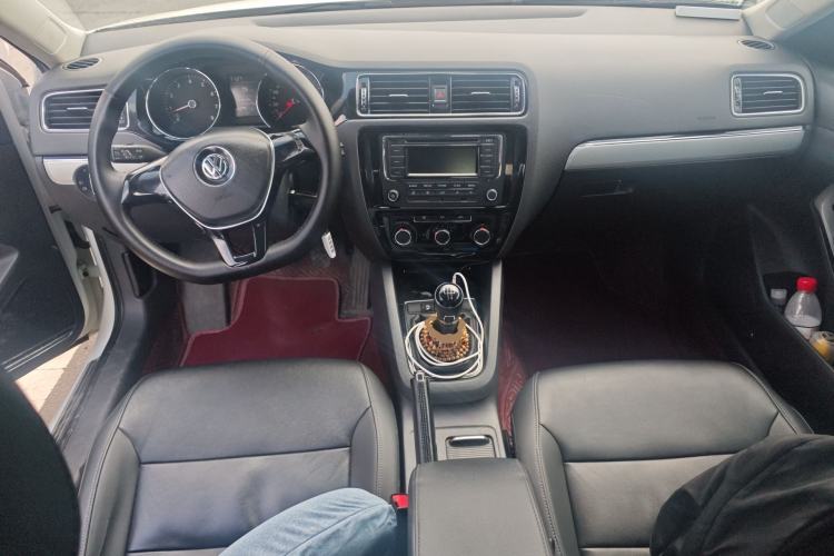 Used Volkswagen Sagitar 2015 1.6L Manual Comfort Model Center Console