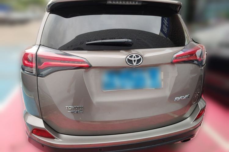 Used Toyota RAV4 2016 2.0L CVT Two-Wheel Drive Fashion Edition China V Standard
