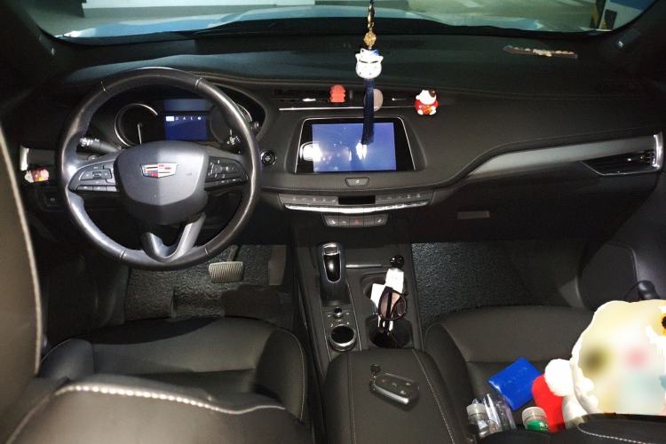 Used Cadillac XT4 2018 28T Two-Wheel-Drive Luxury Model Center Console