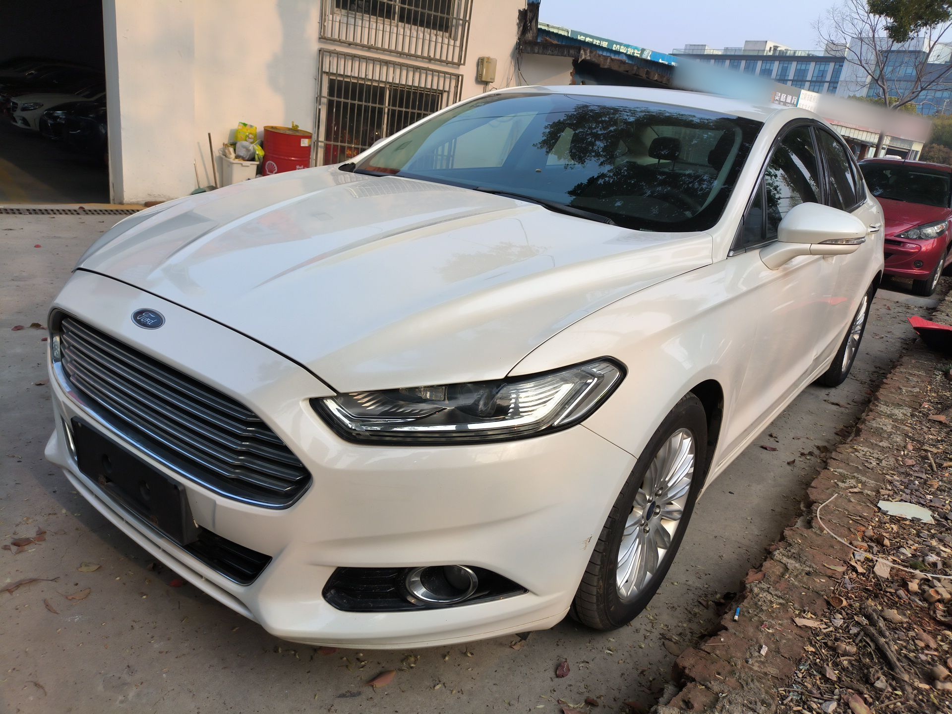 تحت مقدمة السيارة