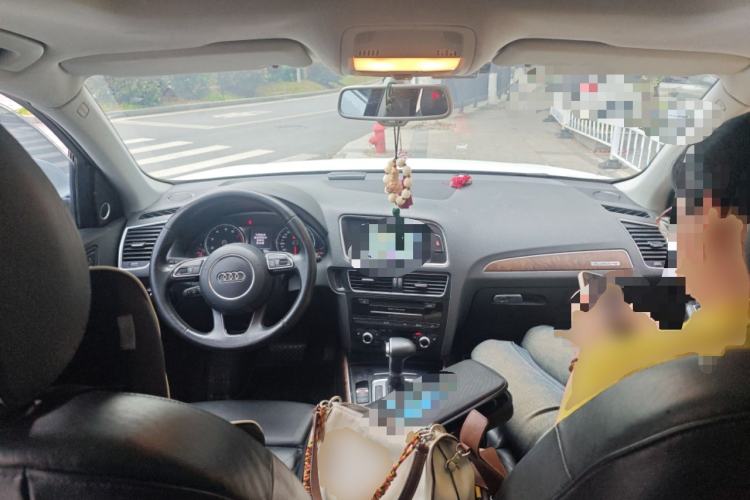 Used Audi Q5 2013 40 TFSI Comfort Edition Center Console