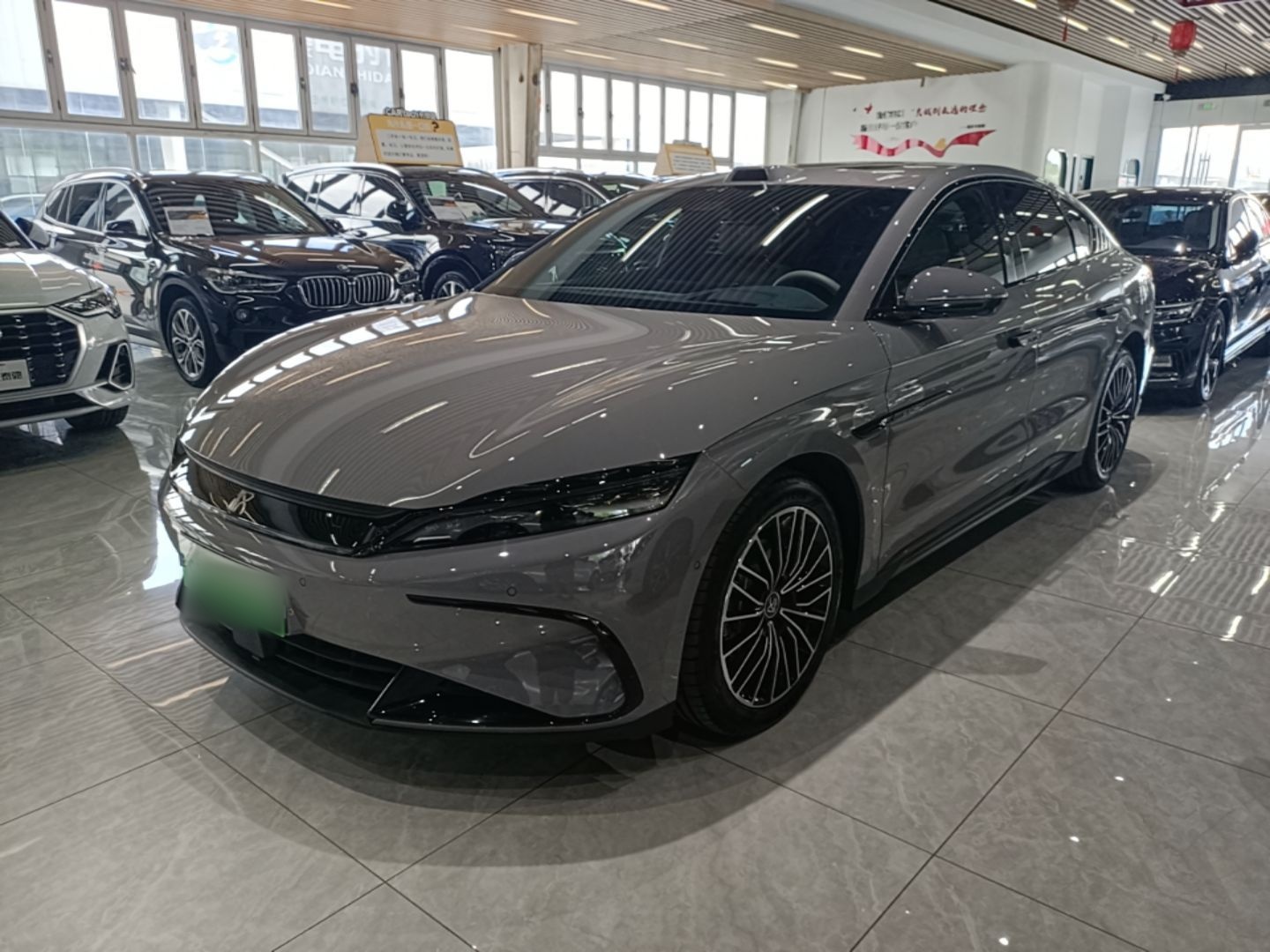 Unter der Vorderseite des Autos
