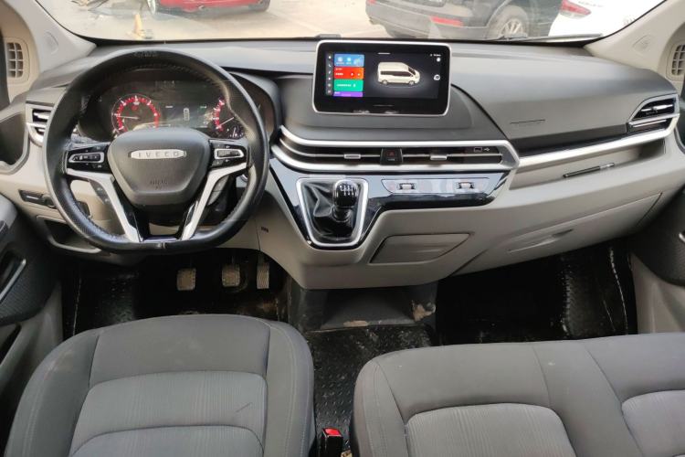 Used SAIC MAXUS Xintu V70 2023 2.0T Elite Edition Manual Transmission Short Wheelbase Low Roof 5/6 Seats (125 hp)