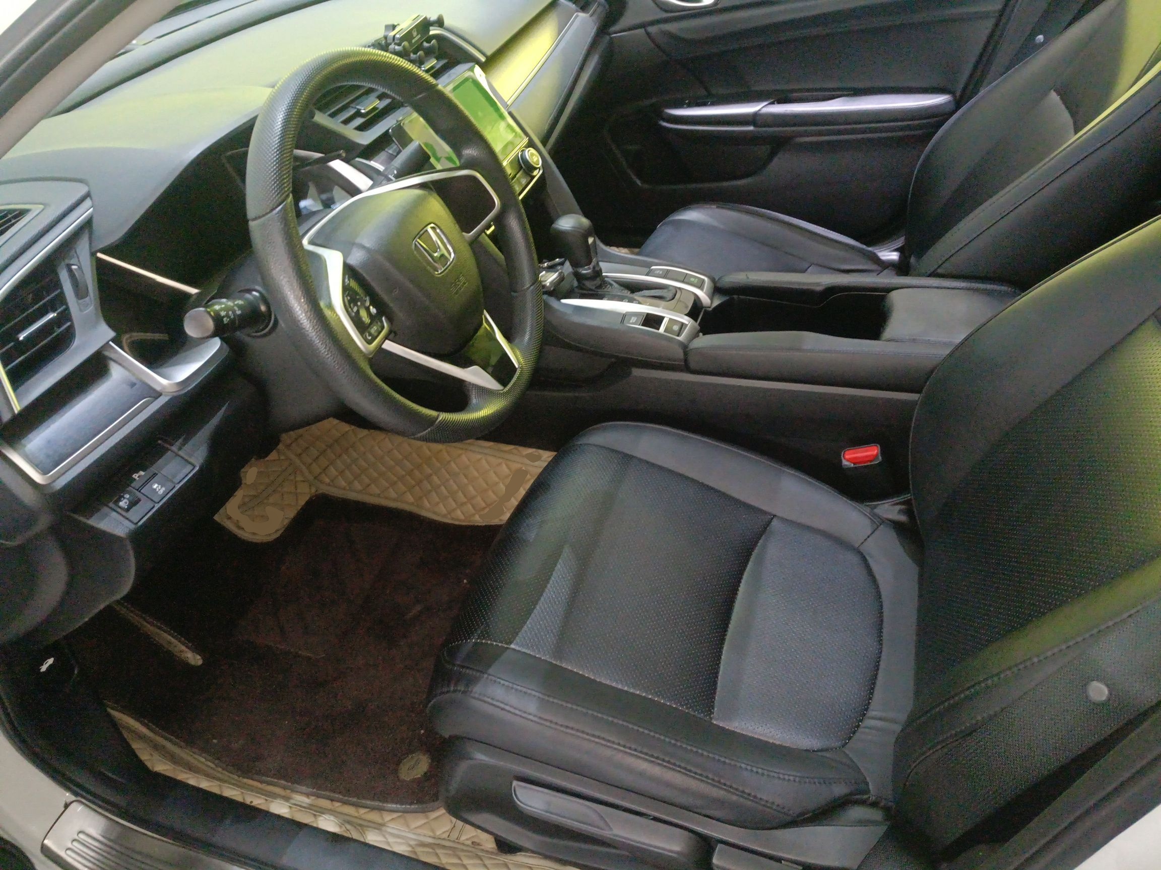 Переднее сиденье в автомобиле