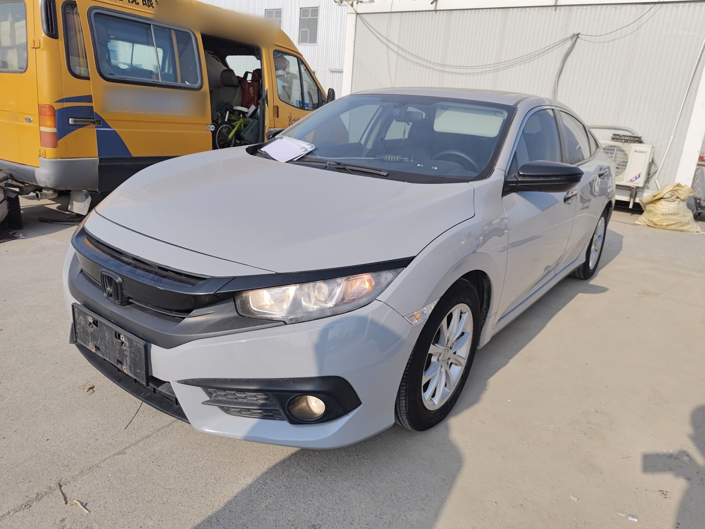 تحت مقدمة السيارة