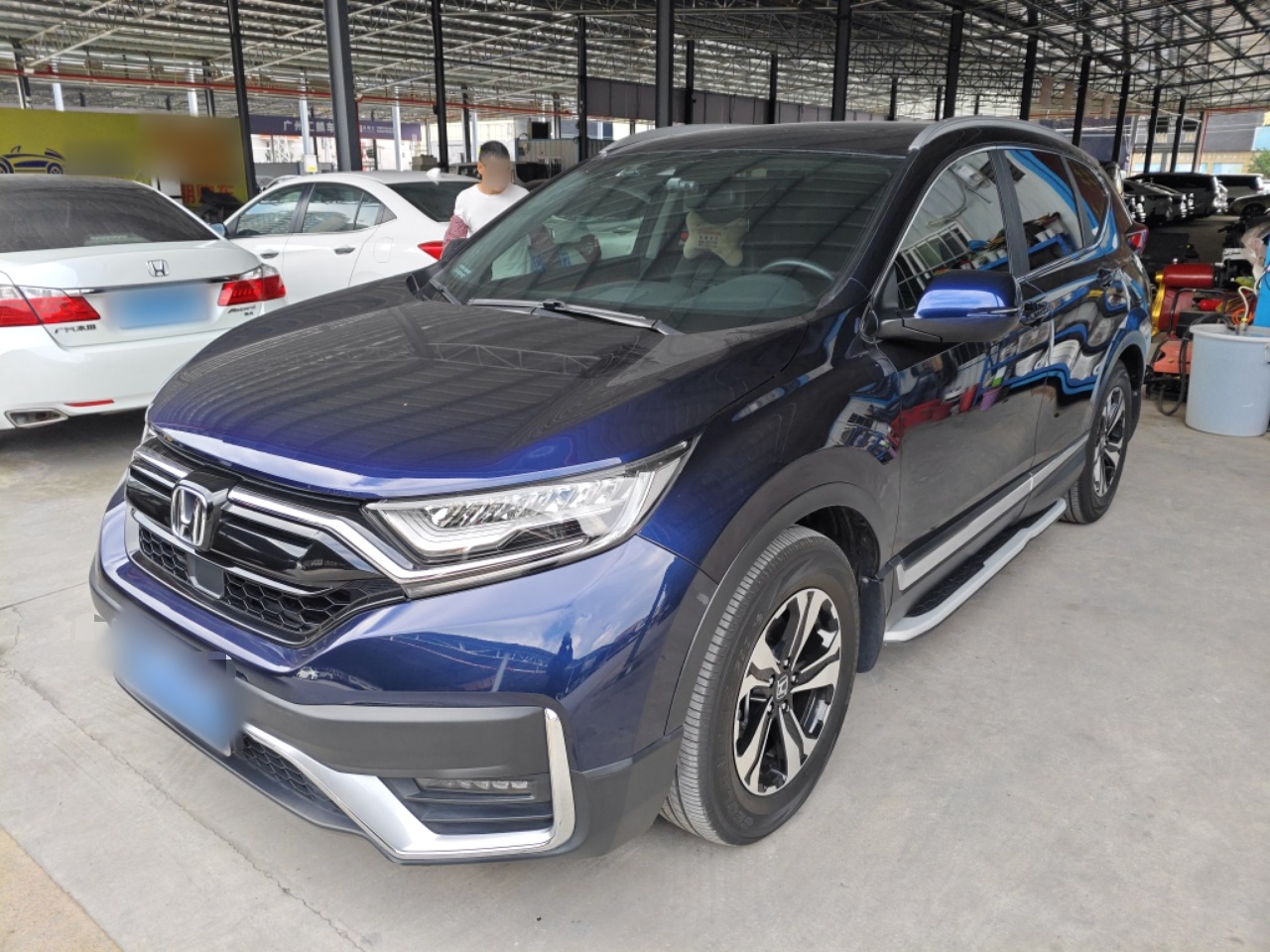 Под передней частью автомобиля