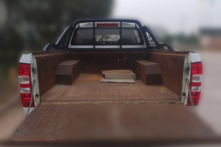 Used Isuzu JLM 2018 2.5T Four-Wheel Drive Diesel Luxury Version JE4D25Q5A Trunk