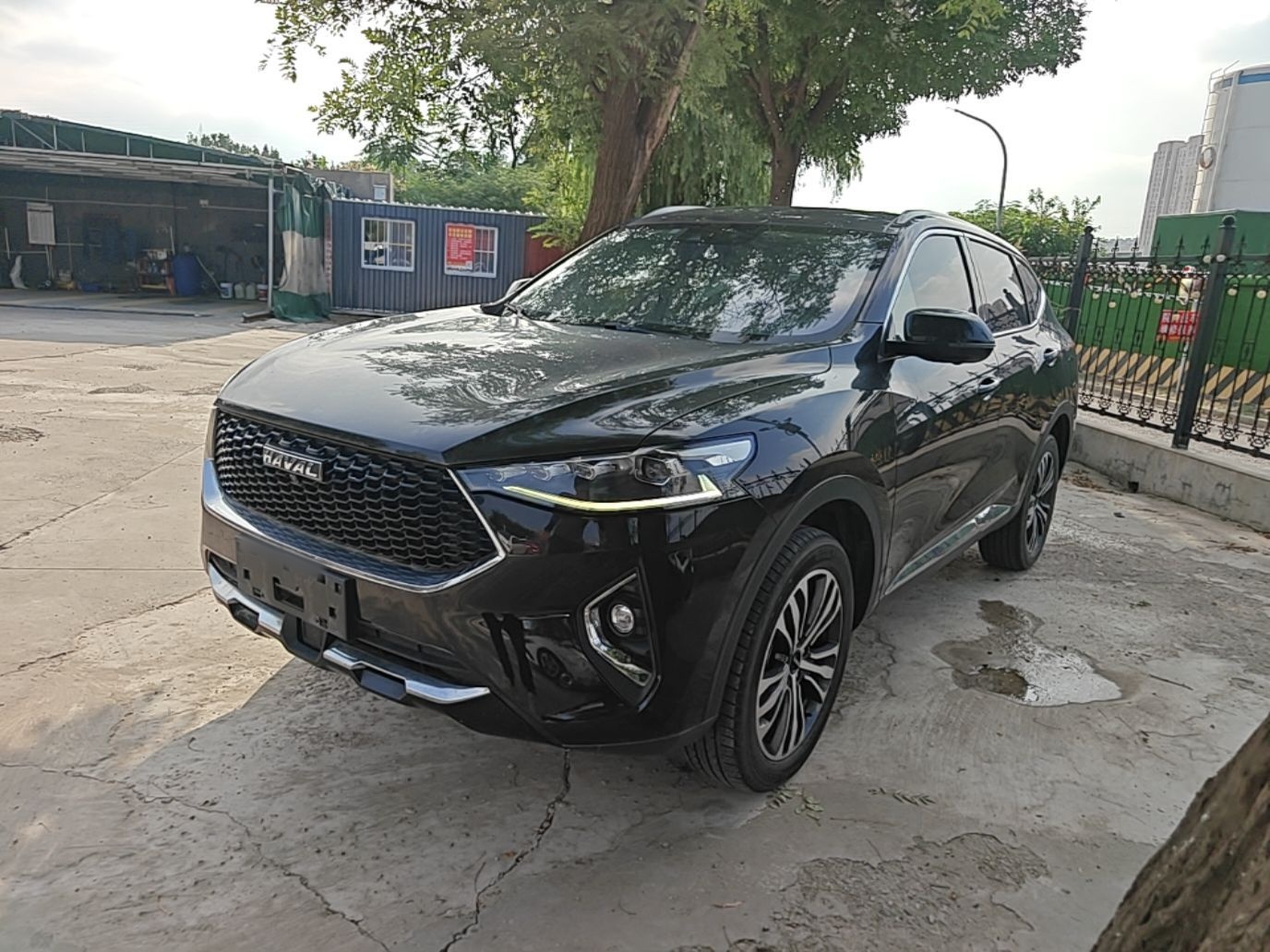 Под передней частью автомобиля