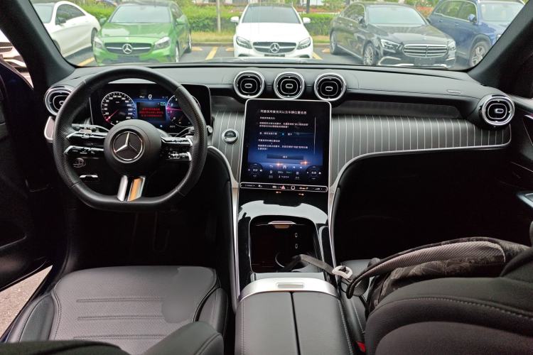 Used Mercedes-Benz GLC 2024 Facelifted GLC 260 L 4MATIC Luxury Version 5 Seats Center Console