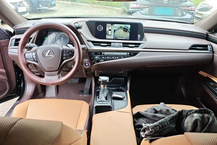 Used Lexus ES 2018 300h Premier Edition China VI Standard Center Console