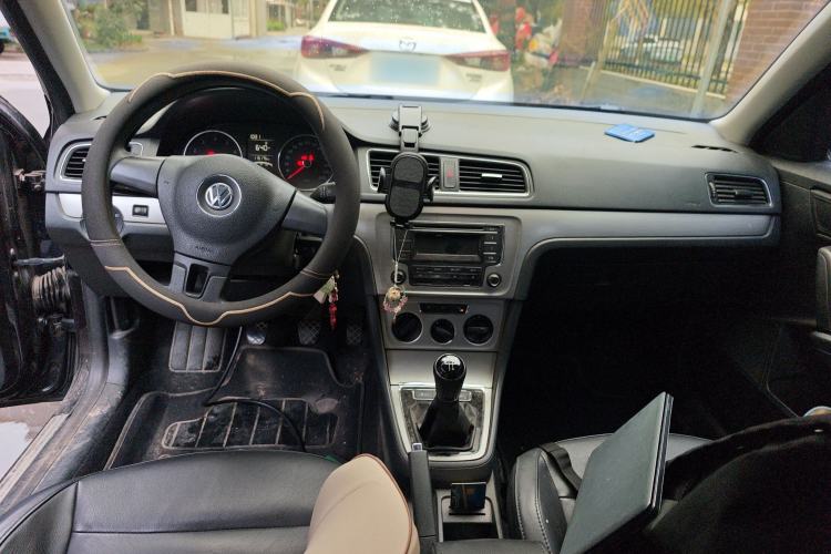 Used Volkswagen Lavida 2013 Restyled Classic 1.6L Manual Comfort Edition Center Console