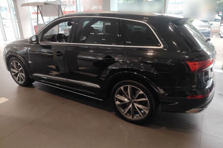 Used Audi Q7 2022 55 TFSI quattro S line Sport model
