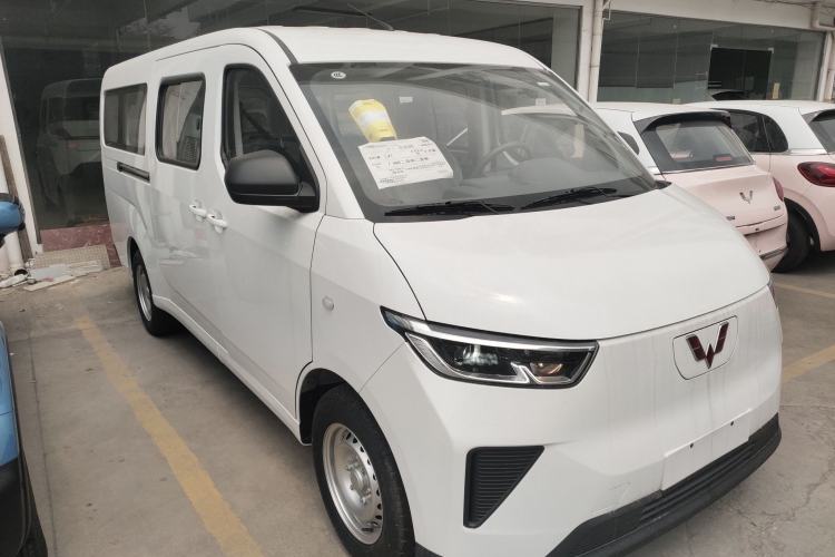 Used Wuling Yangguang 2024 300KM Comfort Version Passenger Van 75kW