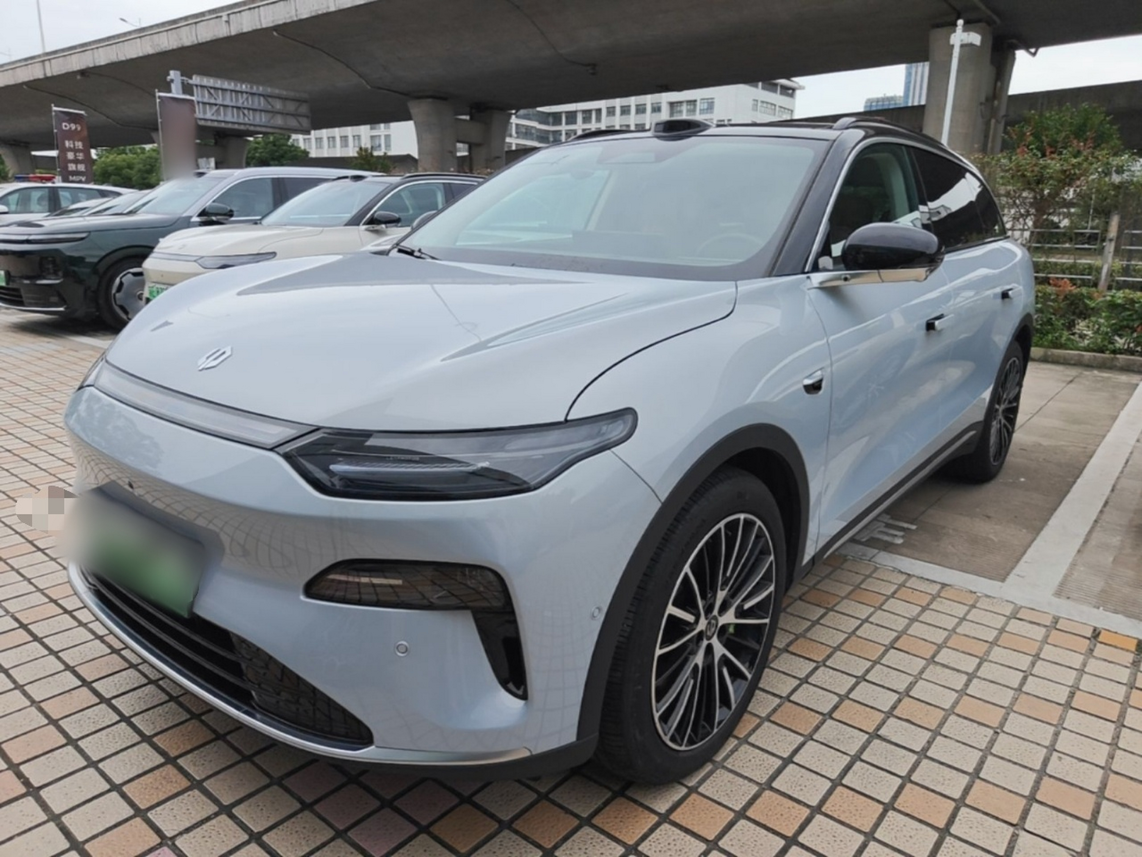 Под передней частью автомобиля