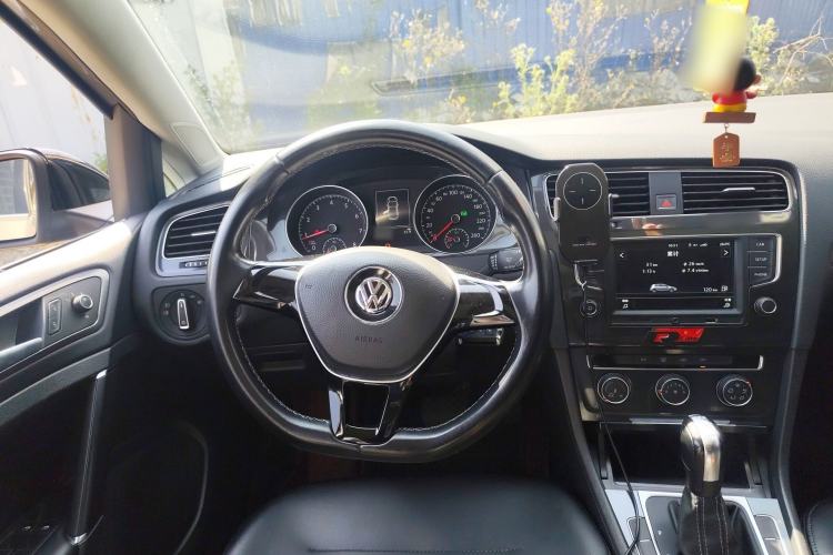 Used Volkswagen Golf 2017 230TSI Automatic Comfort Edition – Celebrating Milestone of One Million Units Steering Wheel
