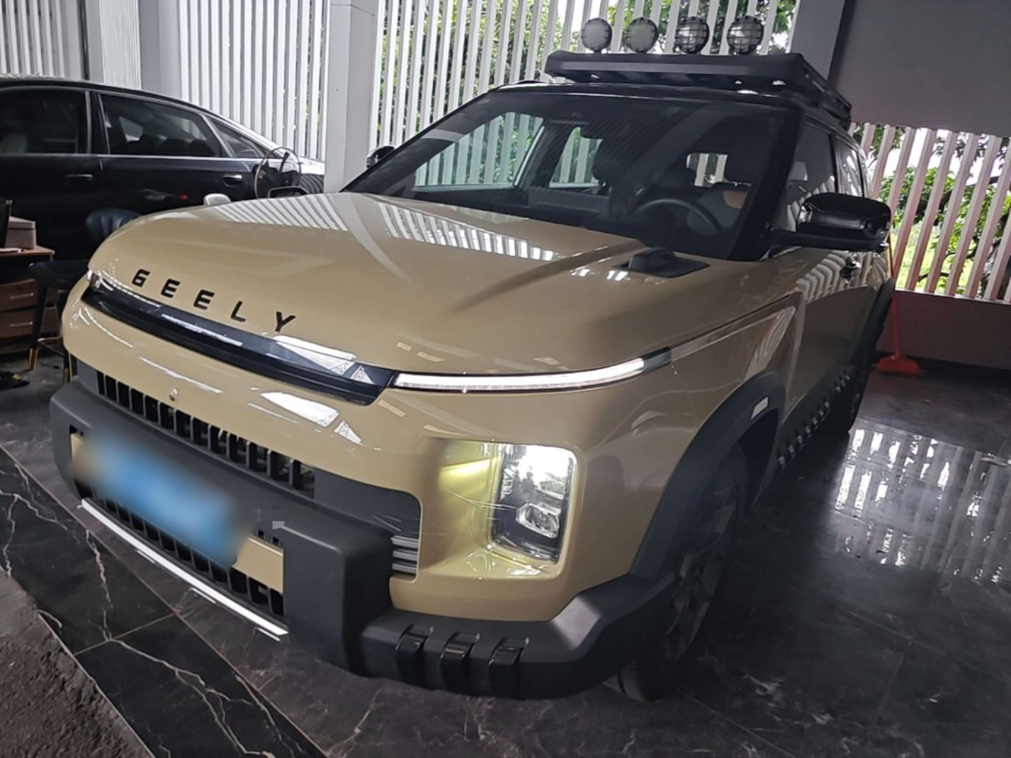 تحت مقدمة السيارة