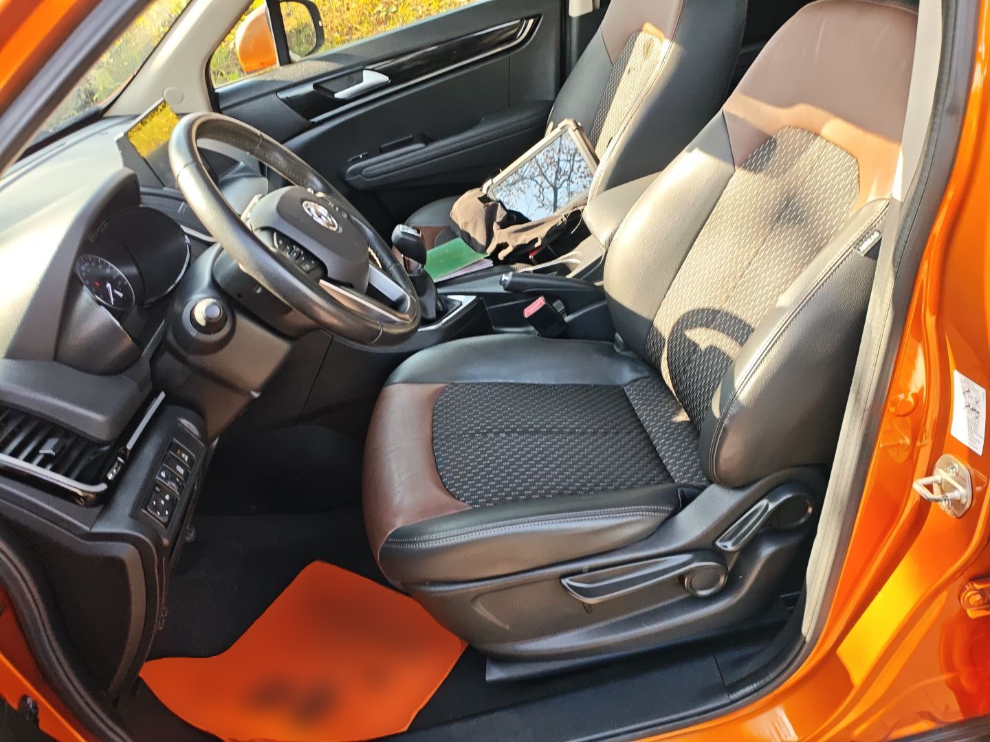 المقاعد الأمامية داخل السيارة