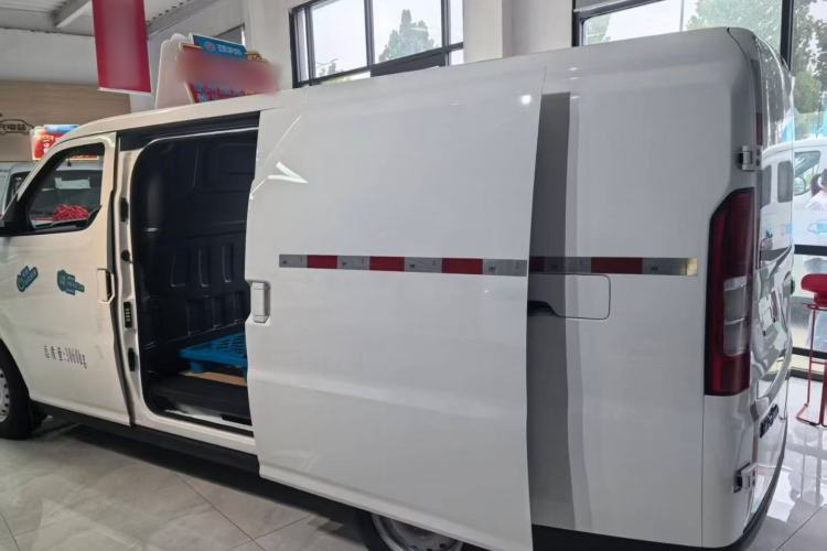 Used Ruichi EC75 2026 Model Freight Vehicle Smart Driving Ultra-Charging Edition Pioneer I
