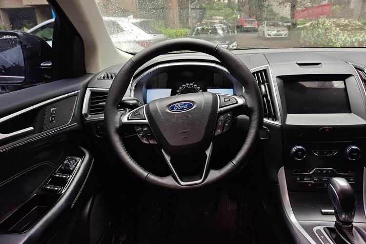 Used Ford Edge 2015 2.0T GTDi Two-Wheel-Drive High-Line Version
