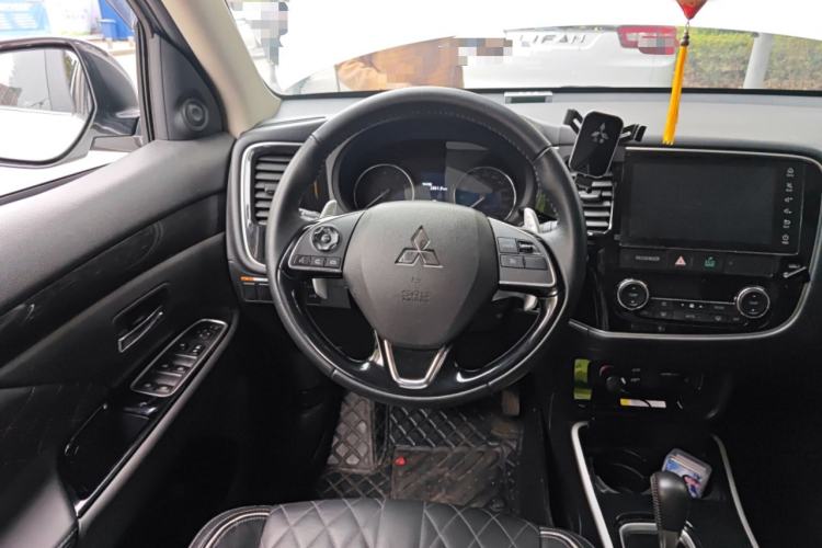Used Mitsubishi Outlander 2020 2.4L 4x4 Zhi Xiang Edition 5 Seats Steering Wheel