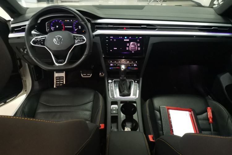 Used Volkswagen FAW-Volkswagen CC 2023 380TSI Striking Edition Center Console