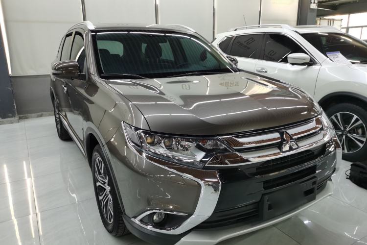 Used Mitsubishi Outlander 2016 2.4L 4x4 Luxury Edition 7-Seater
