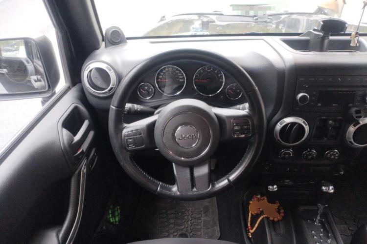 Used Jeep Wrangler 2014 3.0L Sahara Four-Door Edition Steering Wheel