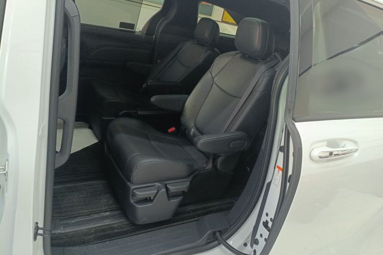 Used Toyota Granvia 2024 2.5L Hybrid Luxury Edition